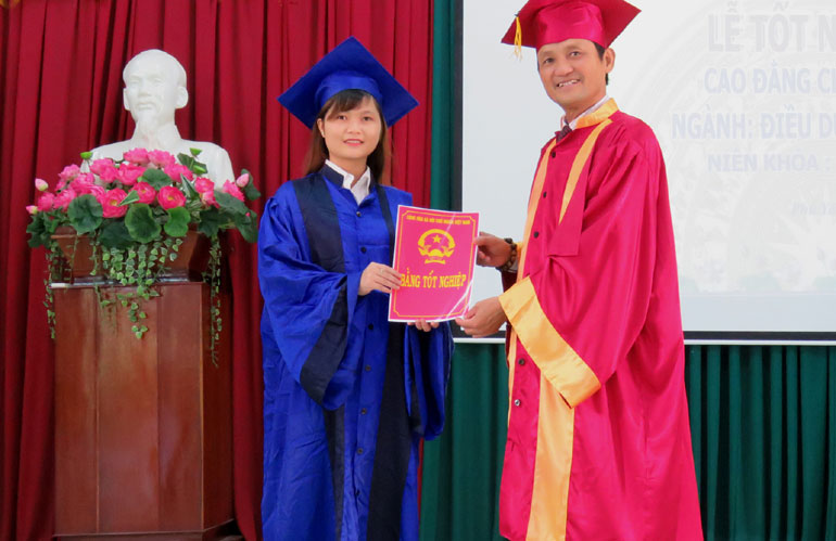 BSCKII Bùi Trần Ngọc, Hiệu trưởng Trường cao đẳng Y tế Phú Yên trao bằng tốt nghiệp cho sinh viên - Ảnh: THÚY HẰNG