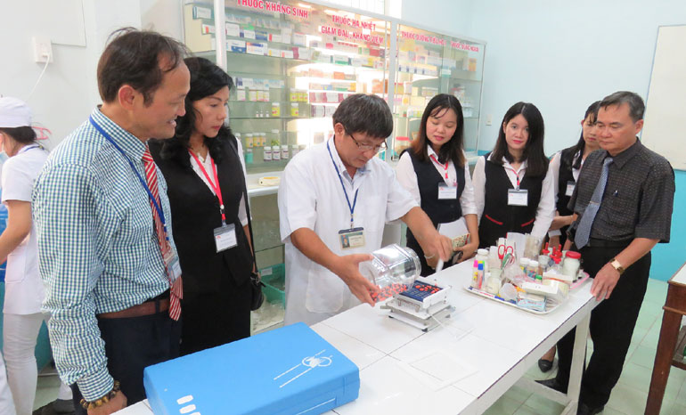 Giáo viên Trường cao đẳng Y tế Phú Yên thao tác làm thuốc viên nang trước sự chứng kiến của lãnh đọa, giáo viên hai trường